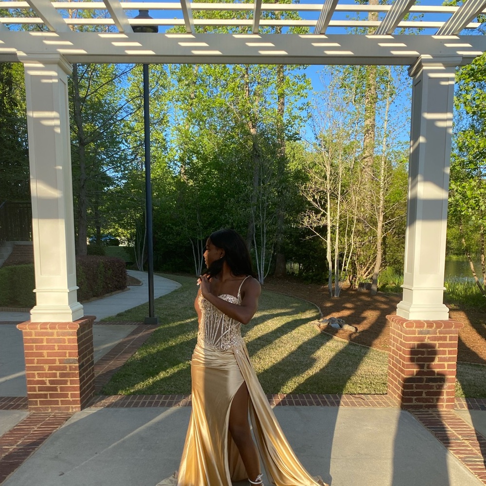 Beautiful gold dress with a nice slit on the left side